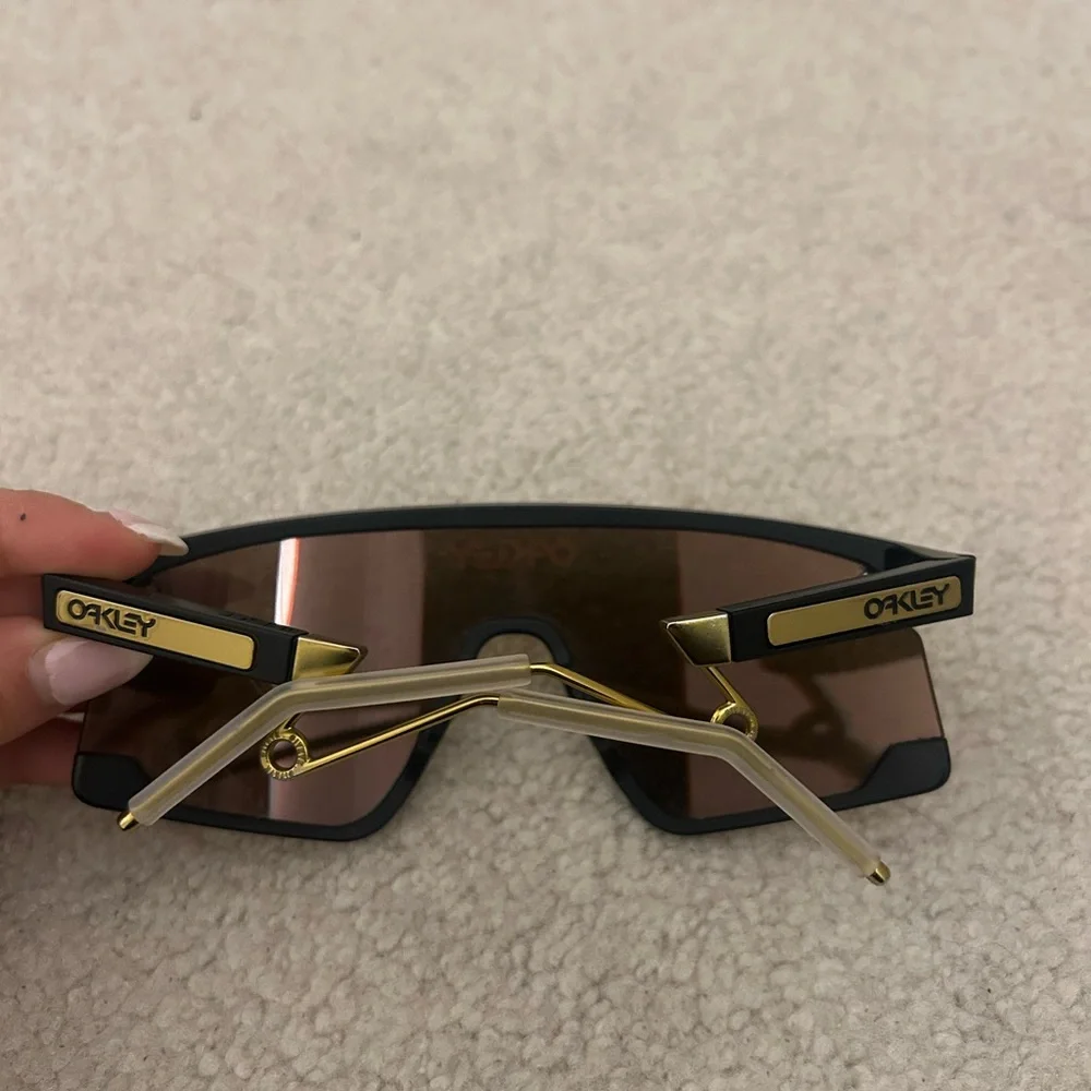 Oakley Black and Yellow Sports Glasses